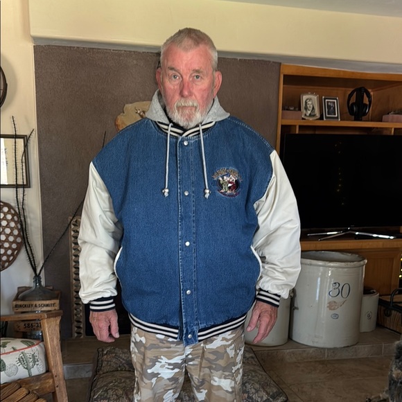 Detachable hood, this coat is in great shape! - Picture 6 of 9